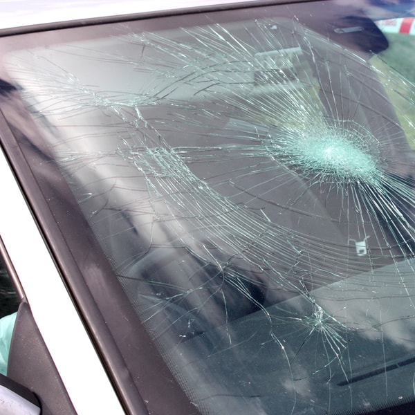 what auto glass replacement service to contact and how much does it cost to fix broken windshield 
